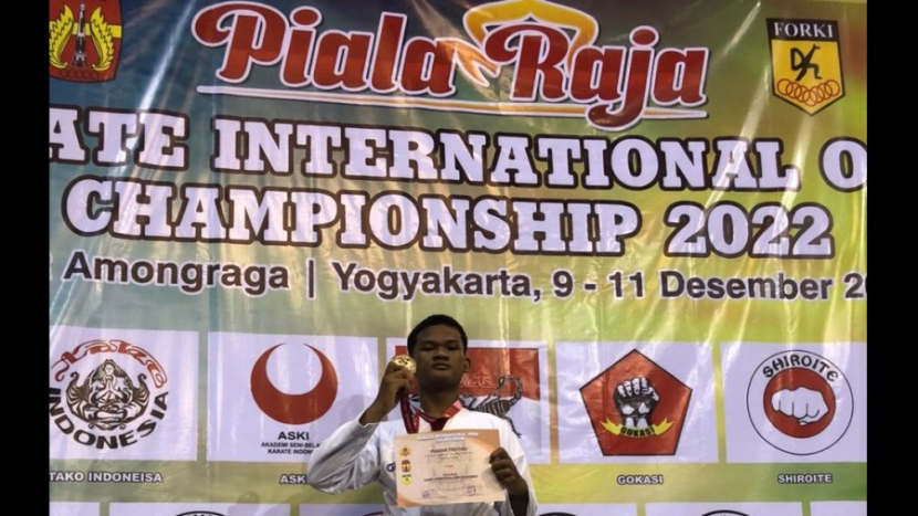 Siswa MTsN 1 Pati, Jawa Tengah,  Reihan Arifath Handoko meraih medali emas pada Piala Raja Karate International Open Championship 2022  yang digelar di GOR Amongraga Yogyakarta, 9-11 Desember 2022. Foto : kemenag