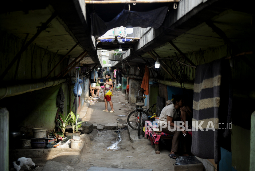 Suasana rumah di bawah kolong jalan tol di Jelambar, Jakarta Barat. Ada 35 keluarga yang tinggal di sana. Apa reaksi Pj Gubernur DKI Jakarta? (foto: thoudy badai/republika). 