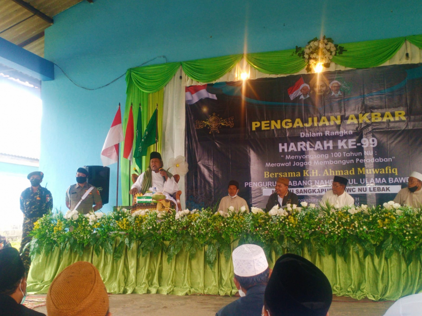 KH Ahmad Muwafiq saat memberikan ceramah dalam acara Peringatan Harlah ke-99 NU di Pulau Bawean, Gresik, Selasa (22/2/2022). (Foto: Istimewa) 