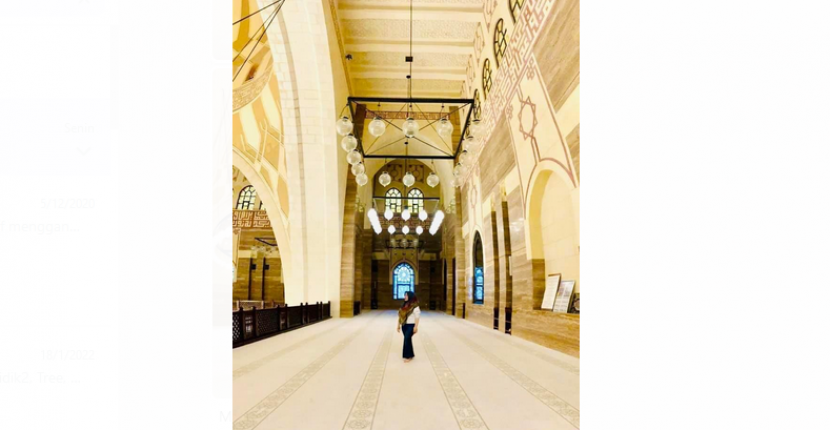 Hawa berfoto di dalam Al Fateh Grand Mosque, Bahrain.