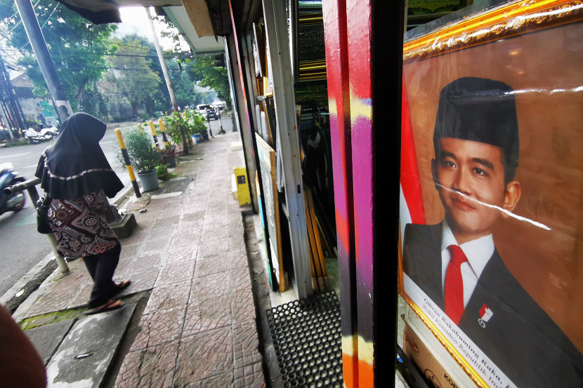 Foto Presiden dan Wakil Presiden RI terpilih, Prabowo Subianto dan Gibran Rakabuming Raka terpampang di kios pedagang lukisan dan bingkai di Jalan Veteran, Bandung, Rabu (22/5/2024) (FOTO: YOGI ARDHI/REPUBLIKA NETWORK)