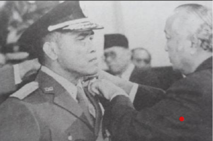 Petrus. Presiden Soeharto (kanan) dan Panglima ABRI LB Moerdani (kiri). Di zaman Orde Baru, terjadi operasi penembak misterius alias Petrus yang memburu para preman. Foto IST