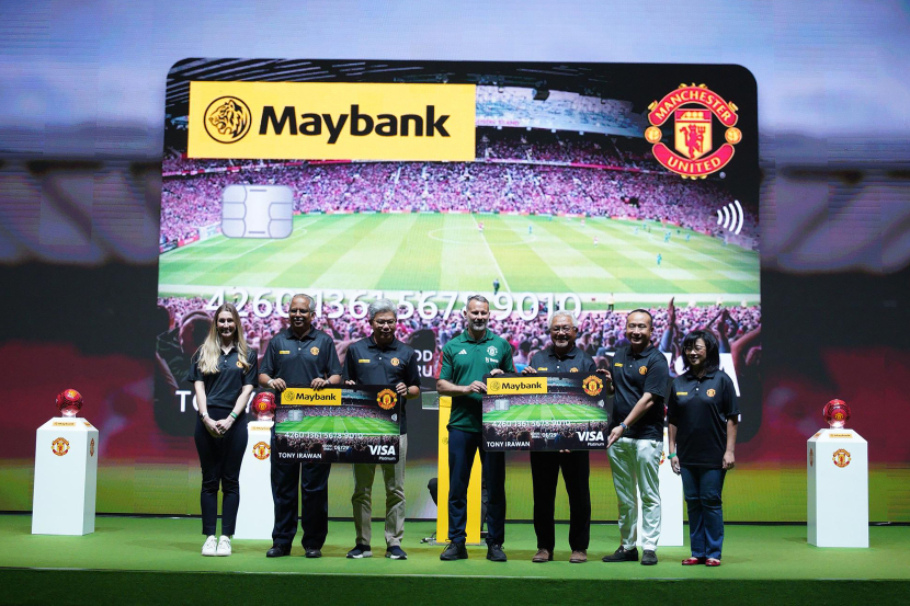 Manchester United Partnerships Director Xana Evans, Head Cards Group Community Financial Services Maybank B Ravintharan, President & Group CEO Maybank Dato' Khairussaleh Ramli, Mantan Pesepak Bola Legendaris Manchester United Ryan Giggs, Chairman Maybank Group Tan Sri Dato' Sri Ir. Zamzamzairani Mohd Isa, Direktur Community Financial Services dan Pjs. Presiden Direktur Maybank Indonesia Steffano Ridwan, serta Country Manager Visa Indonesia Vira Widiyasari berfoto bersama di tengah peluncuran Maybank Kartu Kredit Manchester United, hari ini (18/05), di Jakarta.