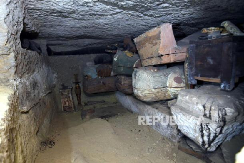 Kementerian Pariwisata dan Kepurbakalaan Mesir menunjukkan bagian dari poros pemakaman kuno yang baru ditemukan di sebuah pekuburan. (EPA-EFE/TOURISM AND ANTIQUITIES MINISTRY/Republika )