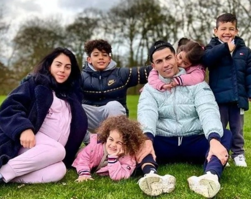 Cristiano Ronaldo dan Georgina Rodriguez bersama keempat anak mereka. (Instagram/Ronaldo)