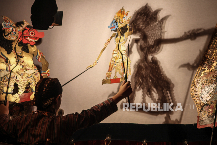 Dalang memanikan wayang. Foto: Republika