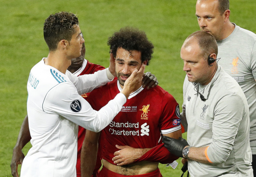 Mo Salah ditenangkan Ronaldo usai laga final Liga Champions antara Real Madrid vs Liverpool pada 2018. 