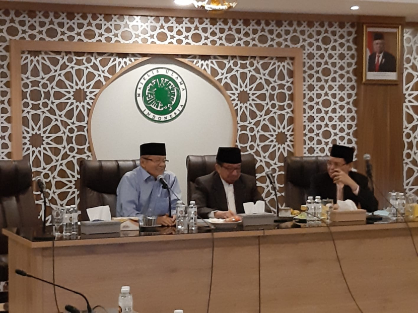 Ketua International Union of Muslim Scholars (IUMS) Dr Salim Segaf al-Jufri (tengah) diapit Wakil Ketua Umum MUI Dr KH Anwar Abbas (kiri) dan Sekjen MUI Dr Amirsyah Tambunan. (Foto: Dok IUMS)