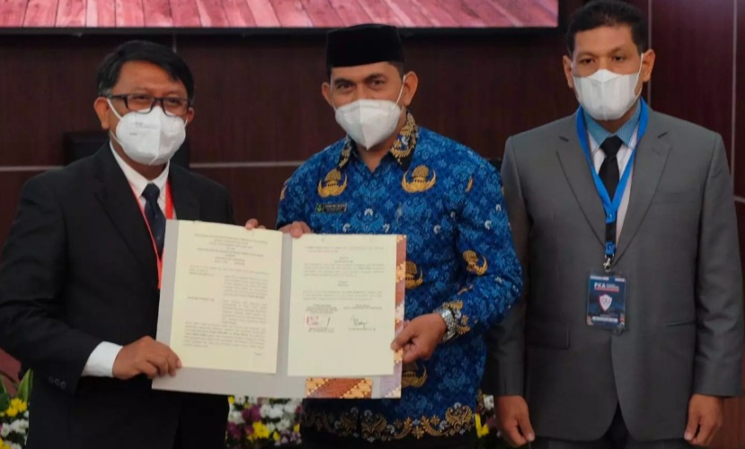 Kepala BKD Kota Depok Wahid Suryono (kiri) usai penandatanganan MoU dengan Pengelola Lapangan PSP (tengah) di Balai Kota Depok, Senin (17/10/2022).