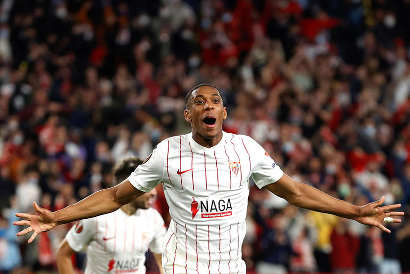 Rekasi Anthony Martial usai mencetak gol untuk Sevilla ke gawang Dinamo Zagreb.