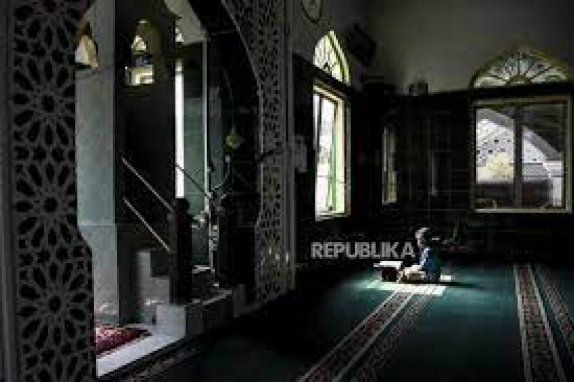 Keterangan: Ilustrasi seorang Muslim membaca Al-Quran di masjid 