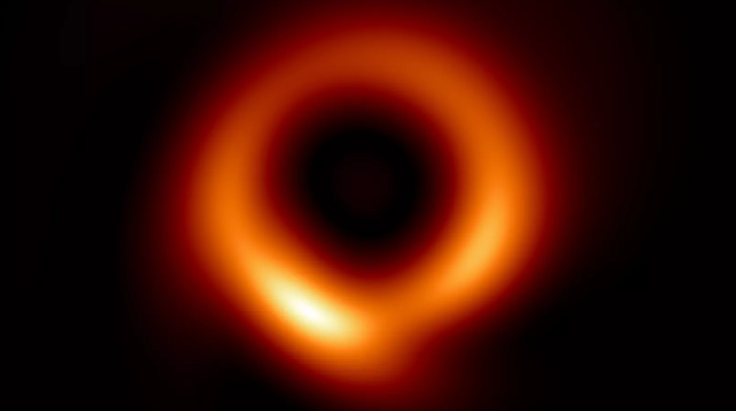 Gambar lubang hitam M87* yang telah dipertajam menggunakan machine learning. (Medeiros et al. 2023)