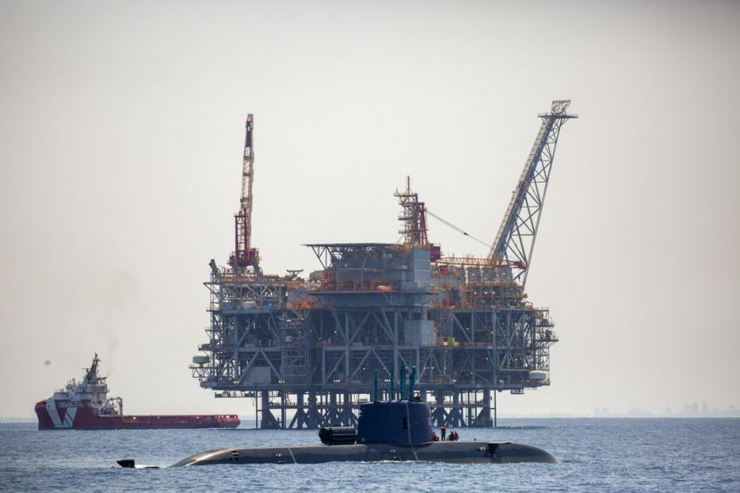 Iran menyerukan negara-negara Muslim untuk memberlakukan embargo minyak terhadap Israel (AP Photo/Ariel Schalit)