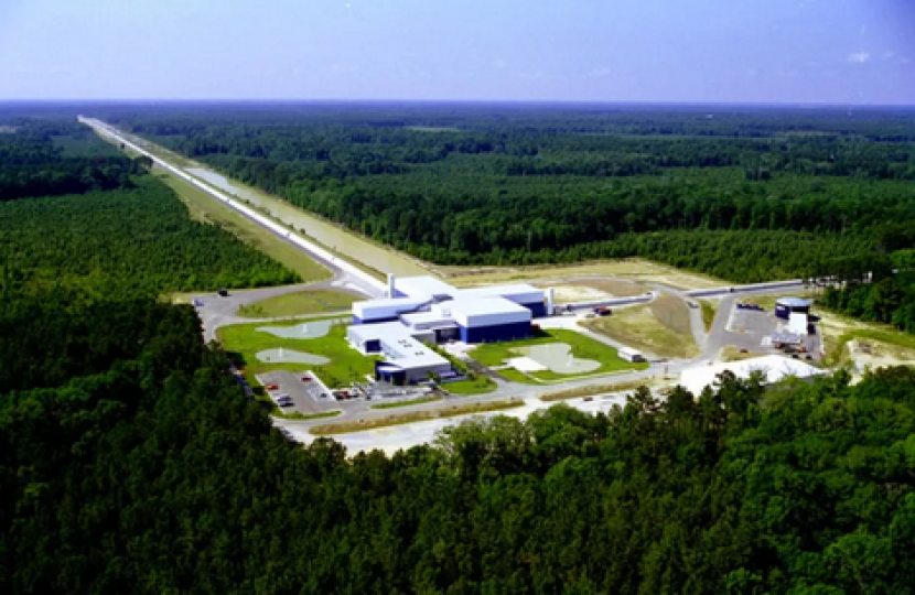 Fasilitas detektor gelombang gravitasi proyek LIGO di Livingston, Louisiana. Gambar: LIGO Collaboration