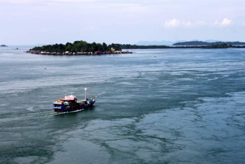 Sebuah kapal melintas di perairan sekitar Pulau Rempang. Dok Antara Foto