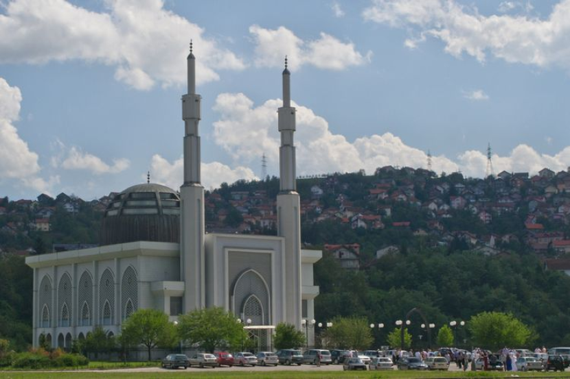 Masjid Istiqlal di Sarajevo, Bosnia. Masjid ini lazim disebut warga Bosnia sebagai Masjid Suharto karena dibangun atas prakarsanya beberapa waktu usia perang Bosnia-Serbia. Letak masjid ini di antara lembah yang diapit perbukitan yang dahulu sempat disebut sebagai 'dead valey' (bukit kematian). 