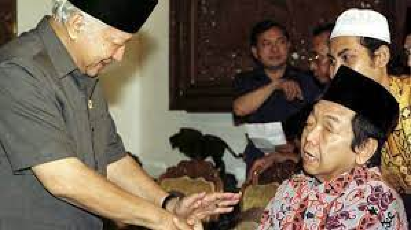 Presiden Soeharto dan Presiden Gus Dur saling bersilaturahim dan memaafkan di Hari Raya Idul Fitri (Lebaran).