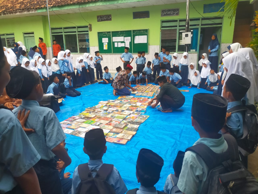 Anggota Komunitas Serikat Pemuda sedang menata buku bacaan