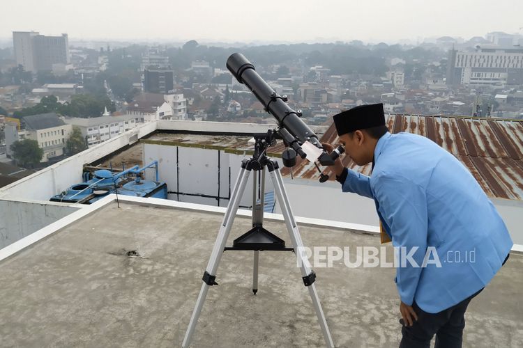 Metode rukyat hilal. Foto: Republika