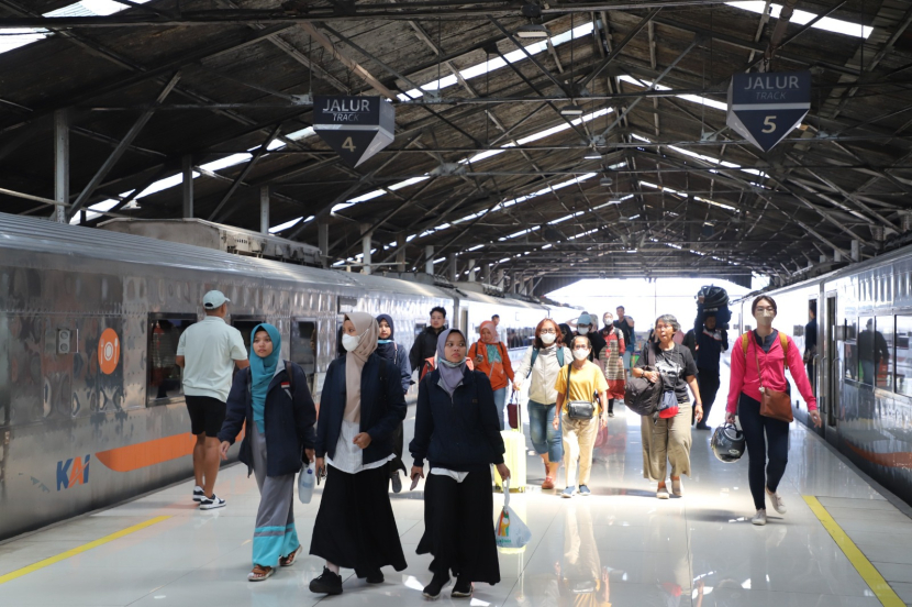 Terkait meningkatnya kasus Covid-19, PT Kereta Api Indonesia (Persero) mengimbau kepada seluruh pelanggan agar memakai masker dan menjaga kebersihan dengan cara rutin mencuci tangan. (Foto: Humas PT KAI)