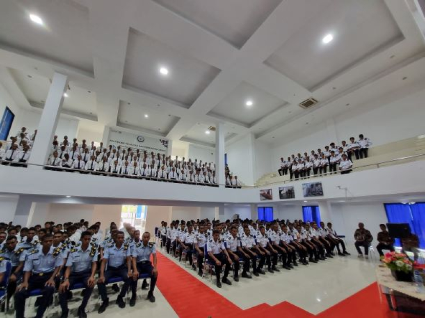 Mahasiswa Politeknik Kelautan dan Perikanan Kupang mengikuti kuliah umum tentang bisnis yang disampaikan oleh Tim KHusus Menteri Kelautan dan Perikanan, 4 November 2022. 