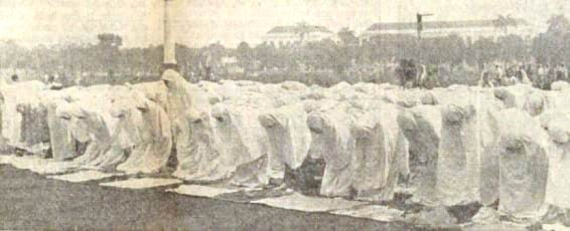 Foto di atas merupakan Shalat Id pada Lebaran 1939 di Batavia. Di Semarang, warga menjadi heboh karena Lebaran datang sebelum waktunya. Mereka menyebutnya Lebaran Kebrojolan. Mereka tahunya Lebaran akan jatuh pada Selasa, 14 November 1939, tetapi hasil pengamatan hilal oleh ketua penghulu pada Ahad, 12 November 1939, menunjukkan penampakan hilal. Sehingga bupati segera memerintahkan pengumuman ke kampung-kampung.