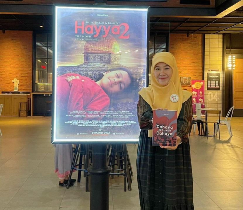 Asma Nadia dengan karya terbarunya yang ditulis bersama Helvy Tiana Rosa dan Benny Arnas, Cahaya di Bawah Cahaya, sebuah novel dari film 