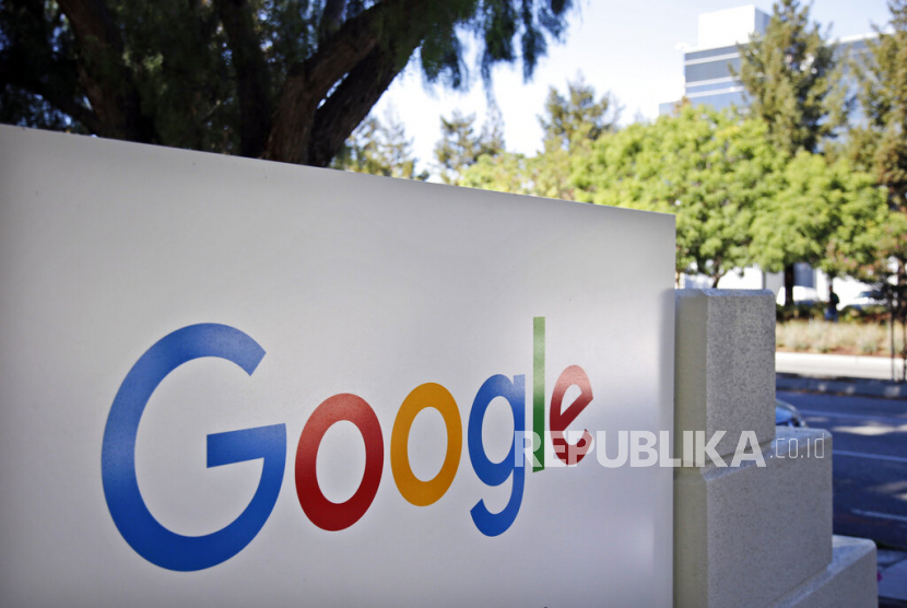  Login akun Google lewat HP dan laptop bisa dilakukan dengan mudah. Foto: Republika.