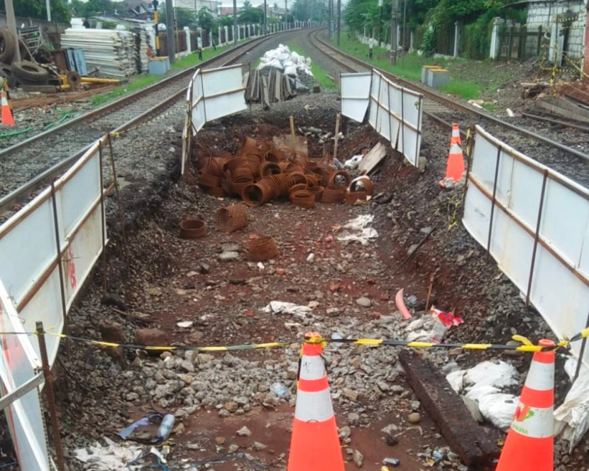 Galian proyek underpass Dewi Sartika yang membahayakan perjalanan kereta api