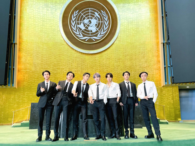 Di PBB, BTS berbicara menggunakan bahasa Korea. Cr: Twitter Big Hit Music