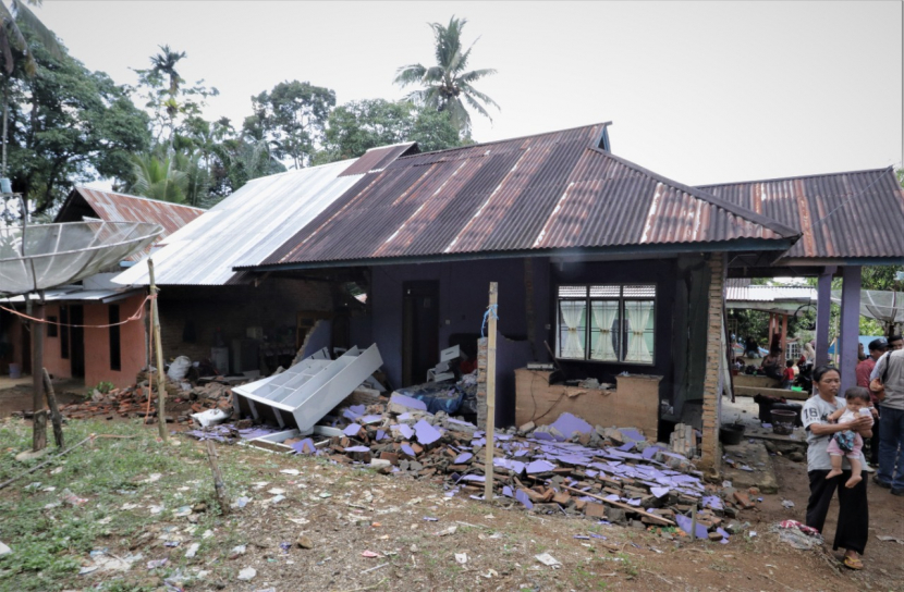 Gempa yang terjadi pada Jumat, 25 Februari 2022, pukul 08.35 WIB di Pasaman Barat, Sumatera Barat, mengakibatkan  korban korban jiwa dan kerusakan bangunan baik yang ringan hingga berat. Foto : Dok Unand