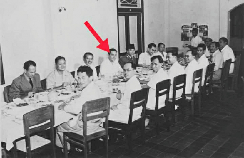 Pertemuan RI-BFO di BTW, Muntok, Bangka 2-3 Maret 1949. Menurut Sultan Hamid II mereka baru tahu kalau ada Serangan Oemoem 1 Maret 1949 setelah pertemuan dan peserta kembali ke tempat masing-masing. Tanda panah menunjuk Sultan Hamid II yang duduk di samping Soekarno.