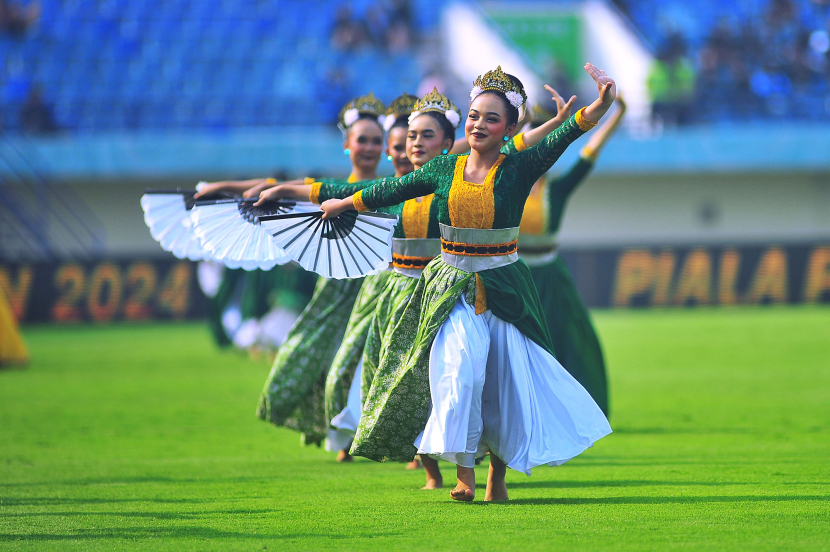 Penari Kipas memeriahkan upacara persemian Turnamen Piala Presiden 2024 di Stadion Si Jalak Harupat, Soreang, Kabupaten Bandung, Jumat (19/7/2024). (Foto: Yogi Ardhi/Republika Network) Nikon D3, Nikkor 300/2,8 ED MF