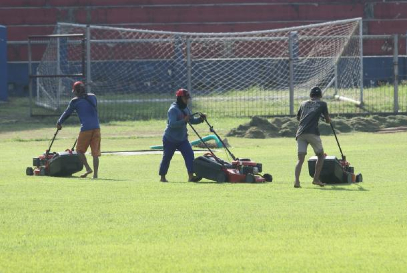 Pekerja memotong rumput. Cegah Heatstroke, Ini Tips Aman Bekerja di Luar Ruangan Saat Cuaca Panas. Foto: ANTARA/Prasetia Fauzani