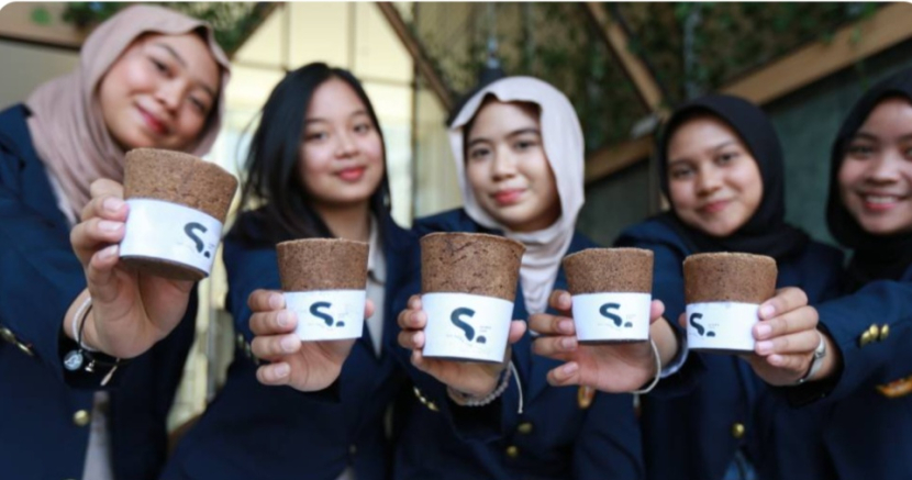 Mahasiswa Unpad membuat gelas yang bisa dimakan pakai limbah kopi/Humas Unpad