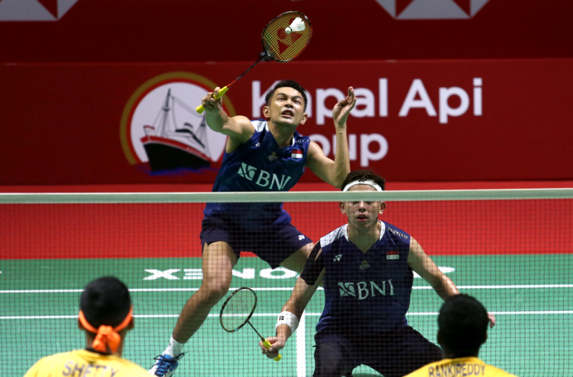 Pasangan ganda putra Indonesia, Fajar Alfian/Muhammad Rian Ardianto kalah di perempat final Indonesia Open 2023. Fajar/Rian kalah dengan skor cantik 13-21 dan 13-21 di tangan pasangan India, Satwiksairaj Rankireddy/Chirag Shetty.