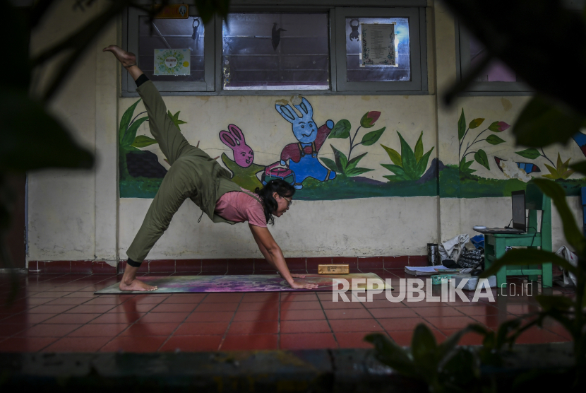 Instruktur yoga, Uci mempraktikkan gerakan saat kelas yoga daring di Kawasan Bendungan Hilir, Kamis (5/8/2021). Kelas yoga daring tersebut diharapkan dapat memfasilitasi masyarakat untuk berolahraga di rumah masing-masing guna mencegah penyebaran COVID-19. ANTARA/Galih Pradipta 