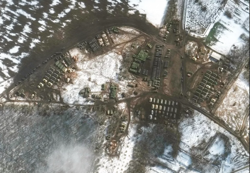 Satelit Maxar Worldview-3 menunjukkan penyebaran dukungan material dan pasukan di Krasnyi Oktyabr Rusia, barat daya Belgorod. Gambar: Citra satelit © 2022 Maxar Technologies