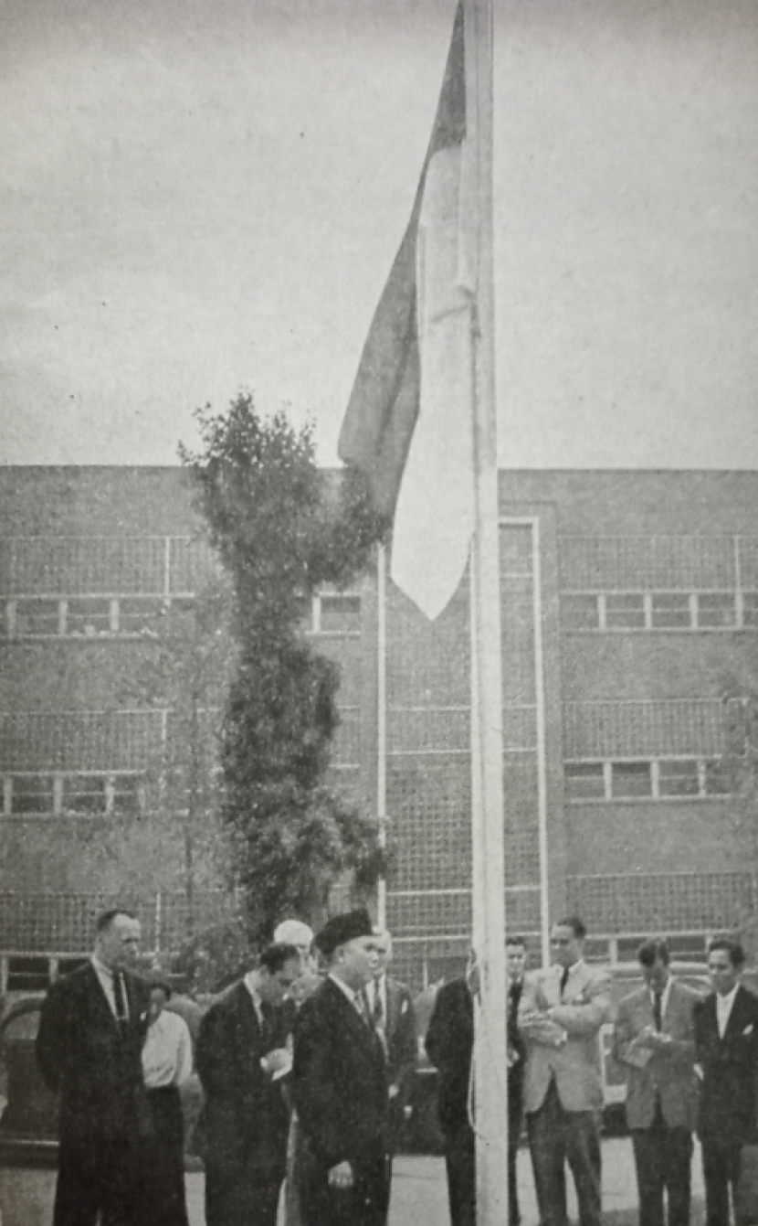 Pengibaran Bendera Merah Putih di Lake Succes pada 29 September 1950 setelah Indonesai menjadi anggota PBB (foto: repro buku 6.000 tahun sang merah-putih)