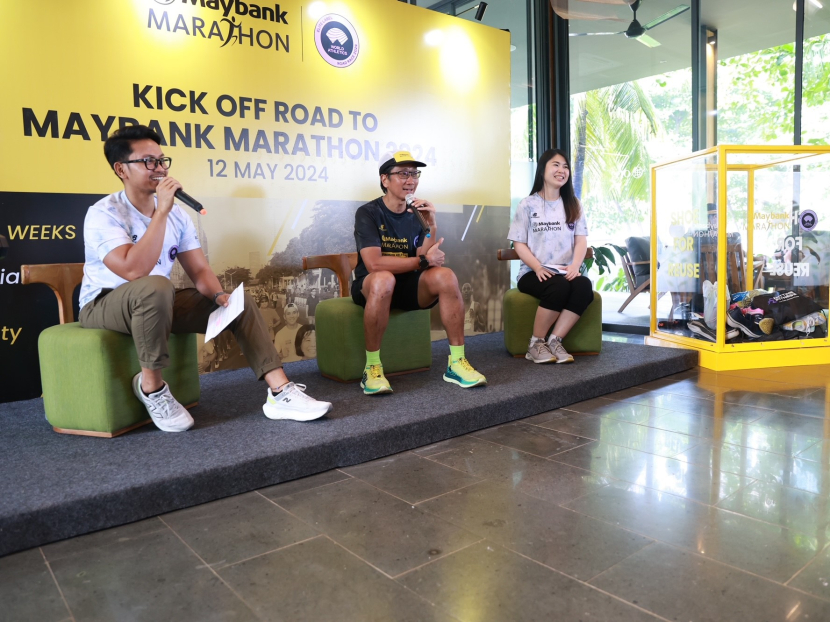 Project Director Maybank Marathon Widya Permana (tengah) dan Head Sustainability Maybank Indonesia Maria Trifanny Fransiska (paling kanan) pada rangkaian acara Road to Maybank Marathon di Kawasan Gelora Bung Karno, Jakarta, Ahad (12/5/2024). (Foto Dok)