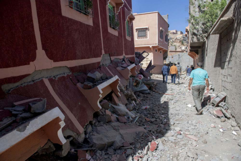 Warga berjalan di antara reruntuhan gedung yang rusak akibat gempa di Kota Marrakesh, Maroko, Sabtu (9/9/2023) (EPA-EFE/JALAL MORCHIDI/Republika.co.id)