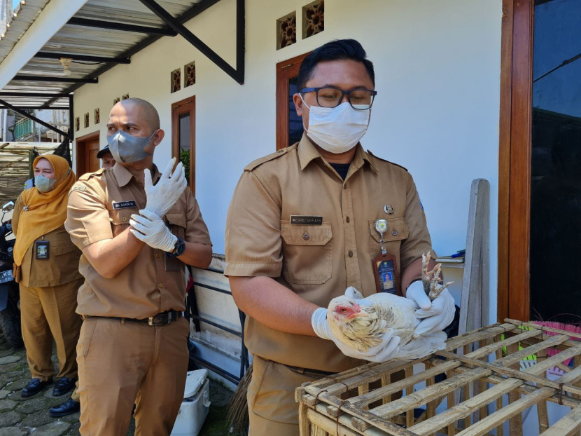 Petugas bersiap untuk memvaksinasi ayam agar terbebas dari Flu Burung/Humas Pemkot Bandung