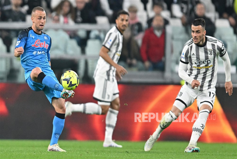 Pemain Juventus dan Napoli sedang beraksi di lapangan. Foto: EPA-EFE/Alessandro Di Marco