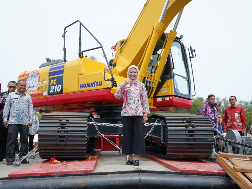 Bupati Indramayu, Nina Agustina, menyerahkan kapal keruk Bermartabat kepada para nelayan, di muara Karangsong, Kamis (28/12/2023). (Dok Diskominfo Indramayu)