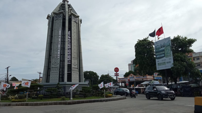 Tugu Bundaran Pamulang dan Universitas Pamulang