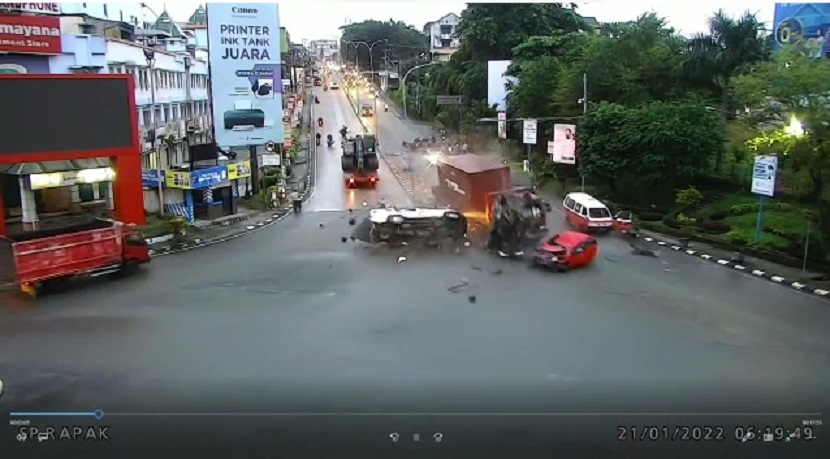 Sebuah kontainer menabrak belasan mobil dan motor di Balikpapan, Kalimantan Timur. Lima orang dilaporkan meninggal dunia dan 14 orang lainnya luka berat. Foto: Tangkapan Layar.
