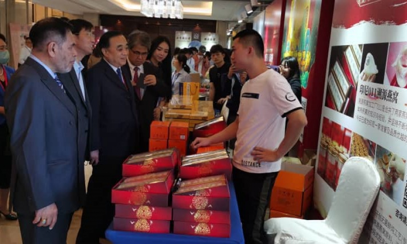 Duta Besar RI untuk China Djauhari Oratmangun saat mengunjungi salah satu gerai pameran di Beijing. (Dok. KBRI Beijing)
