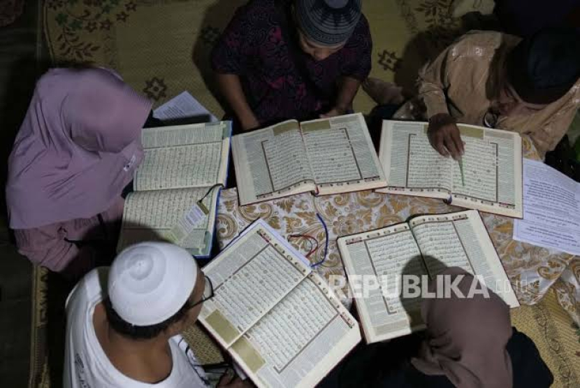 Menghafal Quran. Foto: AP Photo/Dita Alangkara