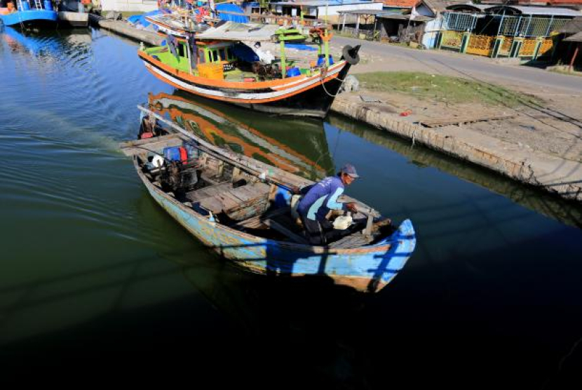 Nelayan mengemudikan perahu usai melaut di muara Karangsong, Indramayu. Pemkab Indramayu terus melakukan pengerukan muara-muara sungai yang ada di wilayahnya agar aktivitas kepala dan perahu nelaya berjalan lancar.. - (dok. Republika)