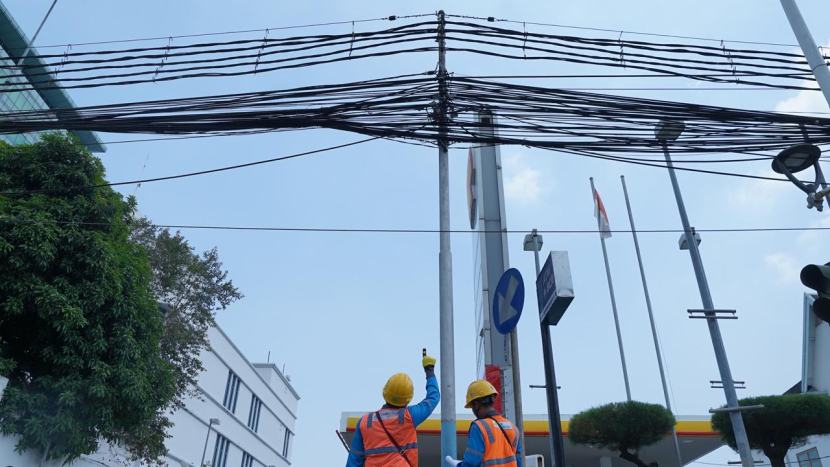 Petugas PLN mengecek kondisi kabel listrik. (Dok. Matapantura.republika.co.id)